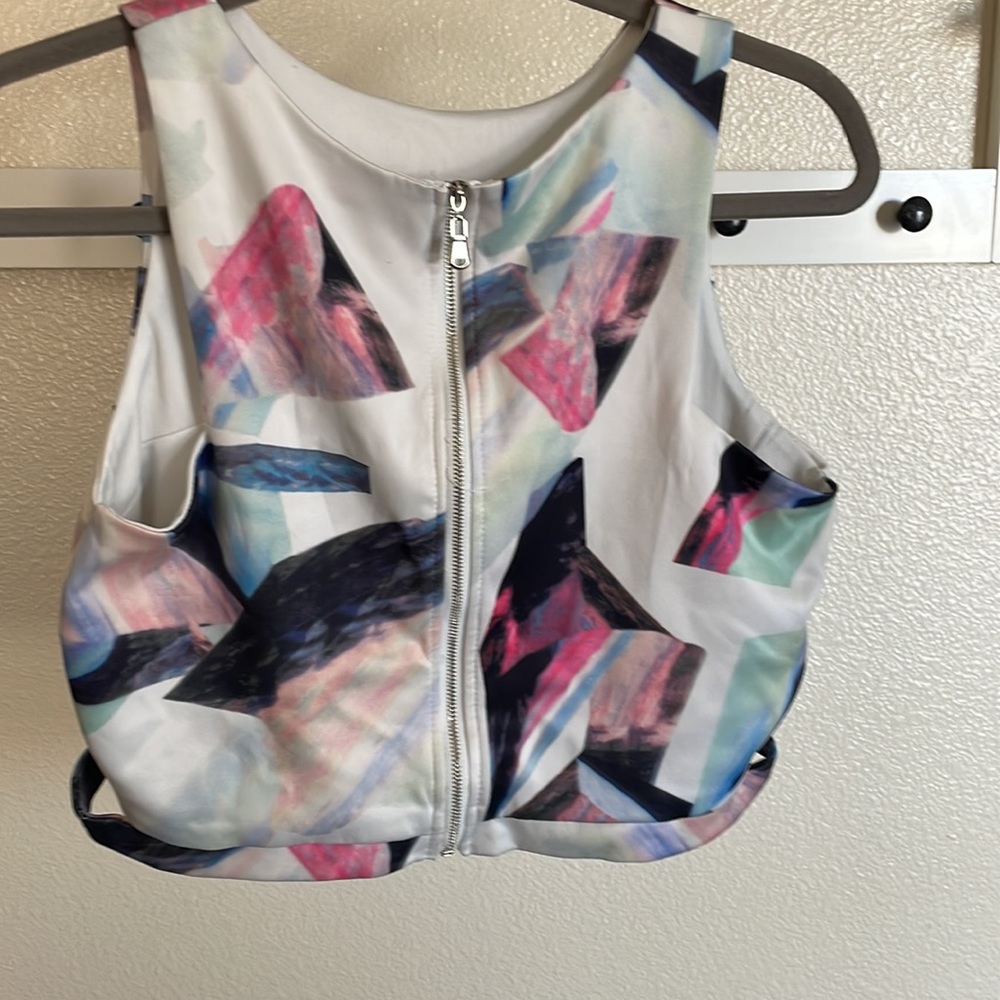 PDC New York sleeveless white, blue, pink pattern crop top (XL) - Picture 2 of 4